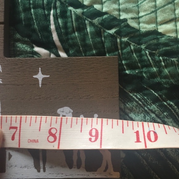 NW NATIVITY PRINT ON A WOOD CROSS